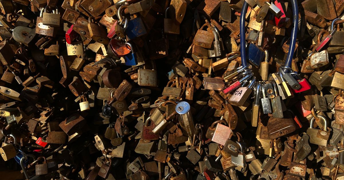 locksmith shop keys — Avondale Chicago Locksmith